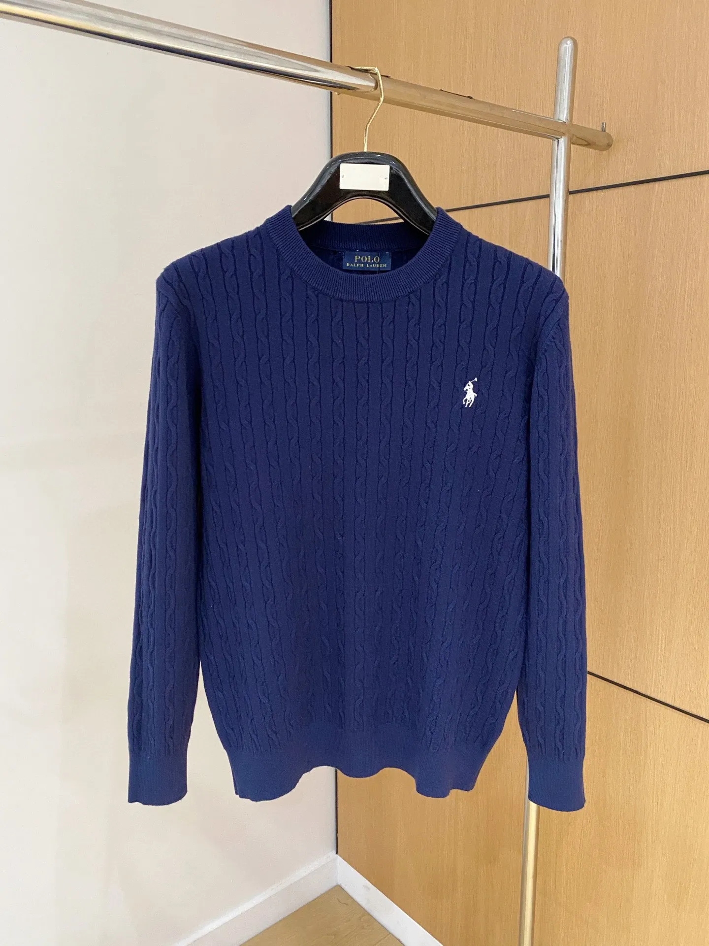 🅿️420 【POLO Paul】Autumn and winter classic round neck pullover sweater, in full condition! ! ! Wool blended fabric, the latest model in 2025, golden ratio! ! Slim-fitting soft gold, versatile and practical item, the combination and practicality are extremely powerful, simple and elegant, and classy! To create your own style, it is highly recommended to buy it in two colors. The standard slim fit tailoring process is suitable for both young and old men. It is knitted from wool and will not cause any discomfort! While keeping warm, it is stylish, textured and wearable, and the classic logo with contrasting colors on the chest feels in place! ! Recommended for regular customers! ! Size M-3XL (maximum wear: 190 pounds)